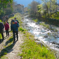 P1190409  Partenza dall  Antica Pieve, h. 9.15 .  Partecipanti 60. Costeggiando il torrente Aviana.
